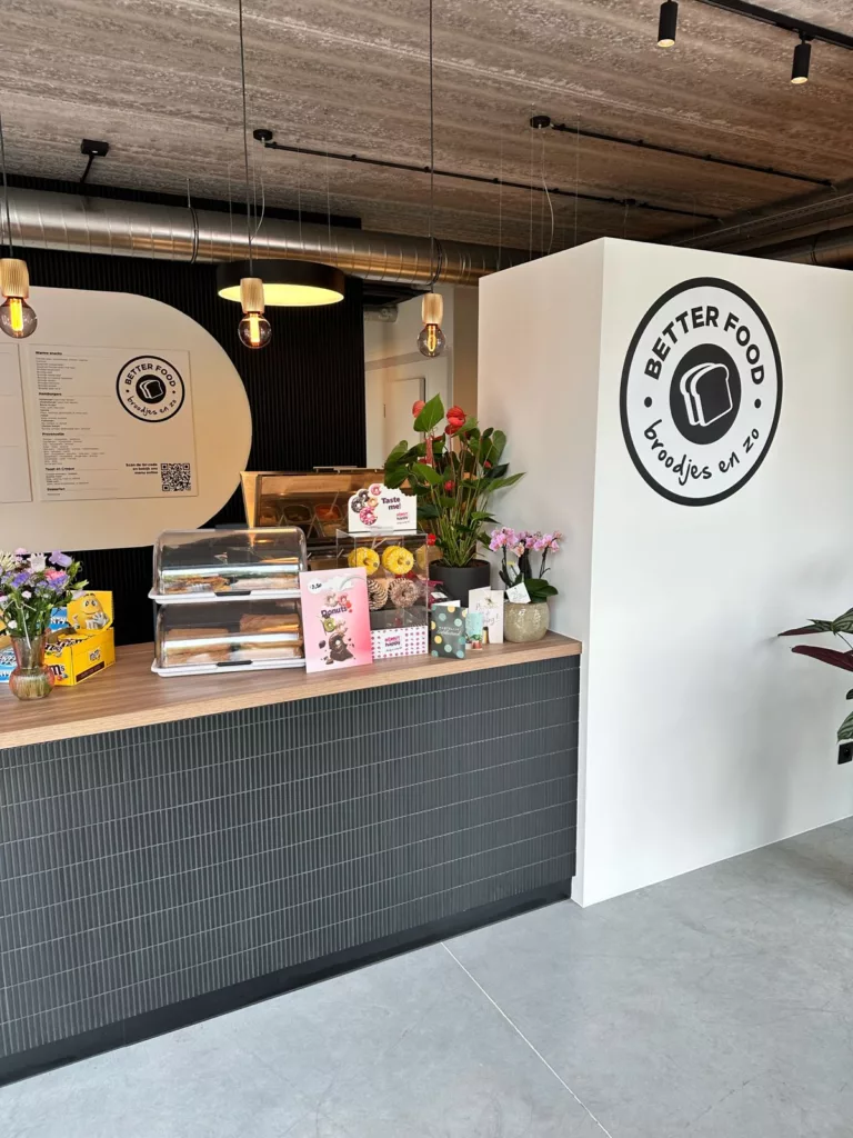 Wand in broodjeszaak Better Foot in Zoersel met het Betterfoot-woordlogo, ontworpen door Pieter Geerts, als zichtbare logo-toepassing in het interieur.